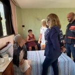 Agentes da Prefeitura conversam com idosos em asilos clandestinos na Vila Kosmos