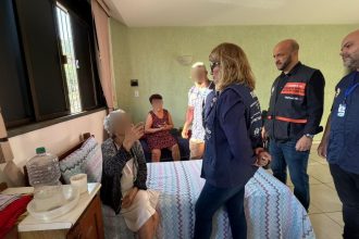 Agentes da Prefeitura conversam com idosos em asilos clandestinos na Vila Kosmos