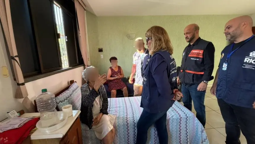 Agentes da Prefeitura conversam com idosos em asilos clandestinos na Vila Kosmos