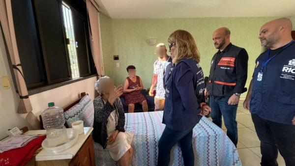 Agentes da Prefeitura conversam com idosos em asilos clandestinos na Vila Kosmos