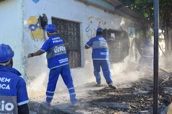 Seop e MPRJ derrubam construções irregulares em região dominada pela milícia em Inhoaíba; prejuízo estimado aos responsáveis é de R$ 3 milhões