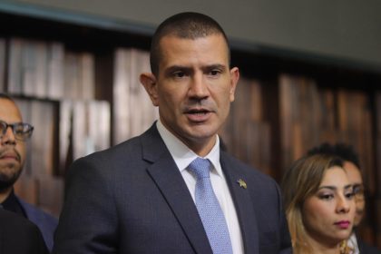 Douglas Ruas durante coletiva