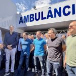 Douglas Ruas, rodeado de políticos, na reinauguração da UPA Cabuís, em Nilópolis: da Baixada para o Centro Sul Fluminense, a pré-campanha está à toda