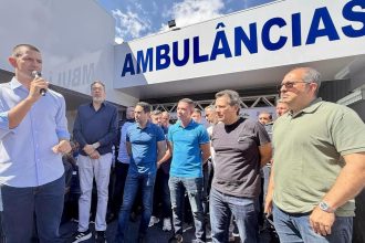 Douglas Ruas, rodeado de políticos, na reinauguração da UPA Cabuís, em Nilópolis: da Baixada para o Centro Sul Fluminense, a pré-campanha está à toda