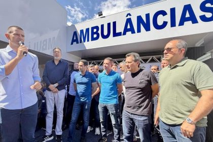 Douglas Ruas, rodeado de políticos, na reinauguração da UPA Cabuís, em Nilópolis: da Baixada para o Centro Sul Fluminense, a pré-campanha está à toda