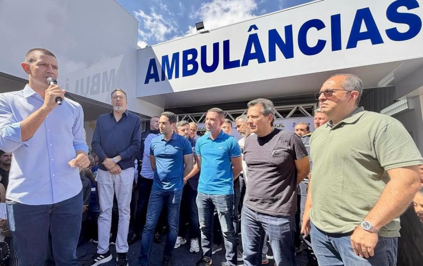 Douglas Ruas, rodeado de políticos, na reinauguração da UPA Cabuís, em Nilópolis: da Baixada para o Centro Sul Fluminense, a pré-campanha está à toda