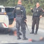 Policiais militares na Transoeste, onde um tiroteio deixou quatro feridos na manhã desta terça-feira (21)