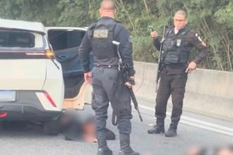 Policiais militares na Transoeste, onde um tiroteio deixou quatro feridos na manhã desta terça-feira (21)