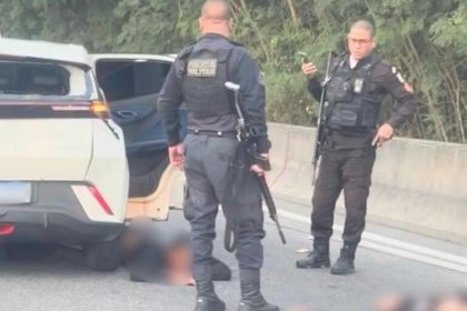 Policiais militares na Transoeste, onde um tiroteio deixou quatro feridos na manhã desta terça-feira (21)