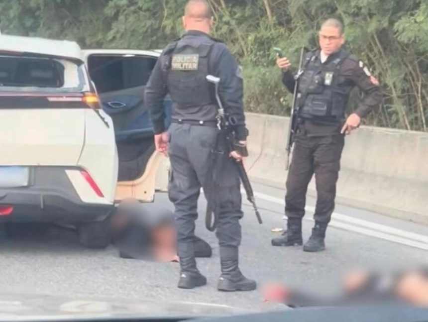 Policiais militares na Transoeste, onde um tiroteio deixou quatro feridos na manhã desta terça-feira (21)