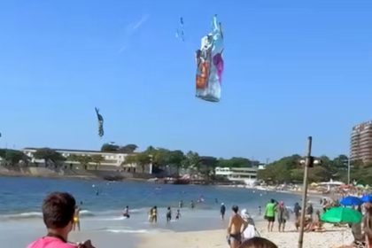 Balão cai na Praia de Copacabana