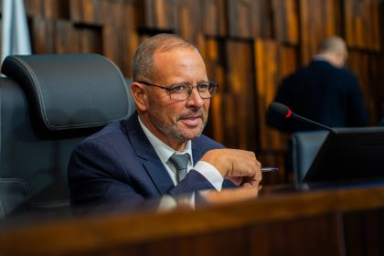 Projeto para proibir escolas de impedirem matrículas de alunos que usam fraldas avança na Alerj