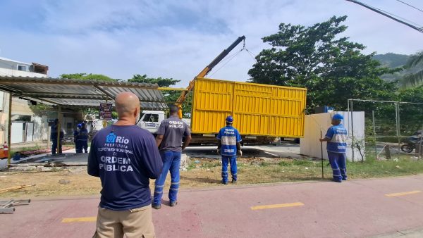 Seop retoma área pública de 600 m² ocupada irregularmente no Recreio dos Bandeirantes; veja o vídeo