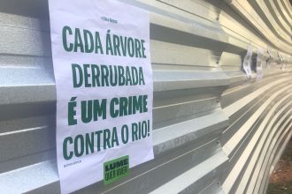PSOL protesta contra projeto residencial no Buraco do Lume; local já está cercado por tapumes