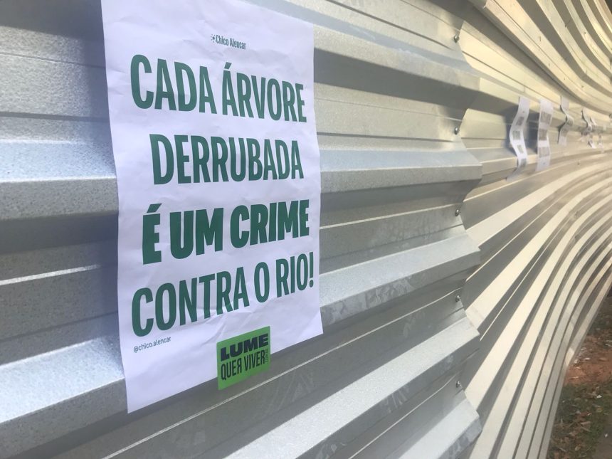 PSOL protesta contra projeto residencial no Buraco do Lume; local já está cercado por tapumes