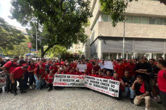 Bombeiros temporários protestam em frente à Alerj por efetivação: 'O risco é permanente'