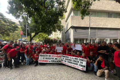Bombeiros temporários protestam em frente à Alerj por efetivação: 'O risco é permanente'