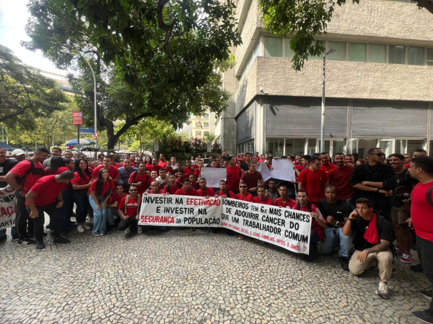 Bombeiros temporários protestam em frente à Alerj por efetivação: 'O risco é permanente'