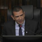 Douglas Ruas presidindo a sessão no plenário da Alerj