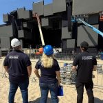 Fiscais atuam durante a montagem do palco do revéillon em Copacabana, no fim d2 2025