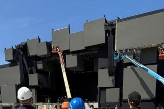 Fiscais atuam durante a montagem do palco do revéillon em Copacabana, no fim d2 2025