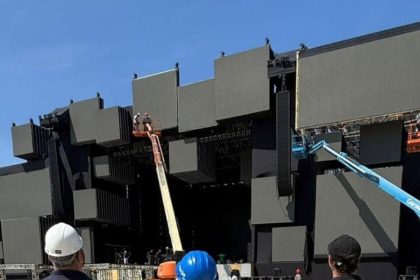 Fiscais atuam durante a montagem do palco do revéillon em Copacabana, no fim d2 2025