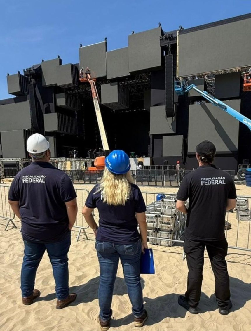 Fiscais atuam durante a montagem do palco do revéillon em Copacabana, no fim d2 2025