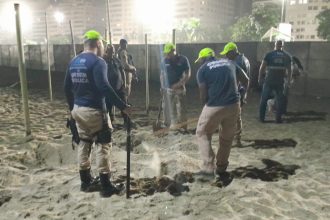 Fiscais da Seop fazem fiscalização na areai de Copacabana