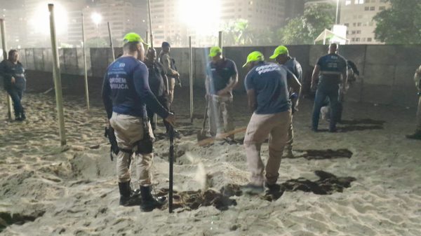 Fiscais da Seop fazem fiscalização na areai de Copacabana
