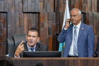 Douglas Ruas e Jair Bittencourt no plenário da Alerj