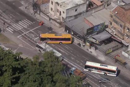 Bandidos roubam chaves de seis ônibus e atravessam três na Avenida Ernani Cardoso