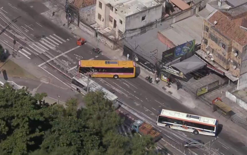 Bandidos roubam chaves de seis ônibus e atravessam três na Avenida Ernani Cardoso