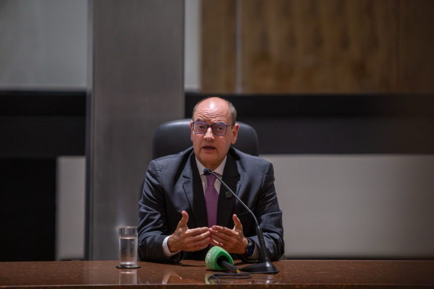 O governador em exercício, Ricardo Couto