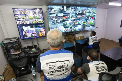 Monitor com as imagens do sistema de reconhecimento facial usado em grandes eventos no Rio