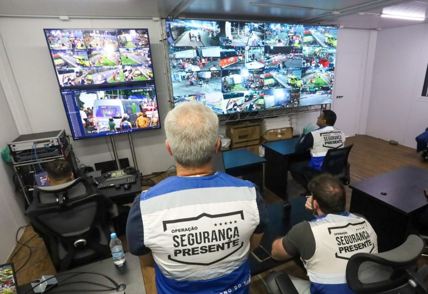 Monitor com as imagens do sistema de reconhecimento facial usado em grandes eventos no Rio