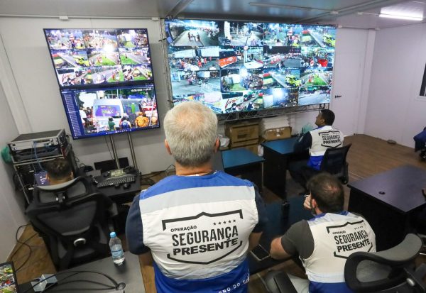Big Brother em Copacabana: governo do estado contrata IA e reconhecimento facial para o show da Shakira por R$ 15,9 milhões 60 Monitor com as imagens do sistema de reconhecimento facial usado em grandes eventos no Rio