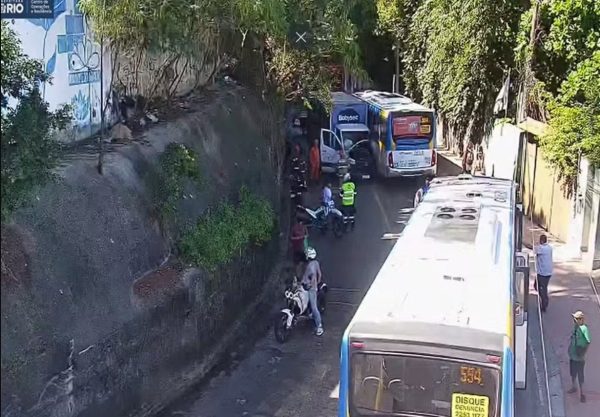 Avenida Niemeyer: acidente envolvendo ônibus e caminhão deixa três feridos e interdita via nos dois sentidos
