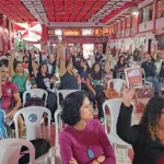 Professores e outros servidores de educação decidindo a favor de paralisação em assembleia do Sepe