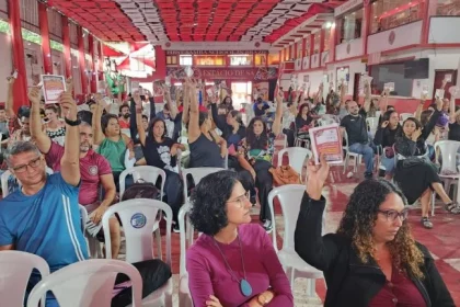 Professores e outros servidores de educação decidindo a favor de paralisação em assembleia do Sepe