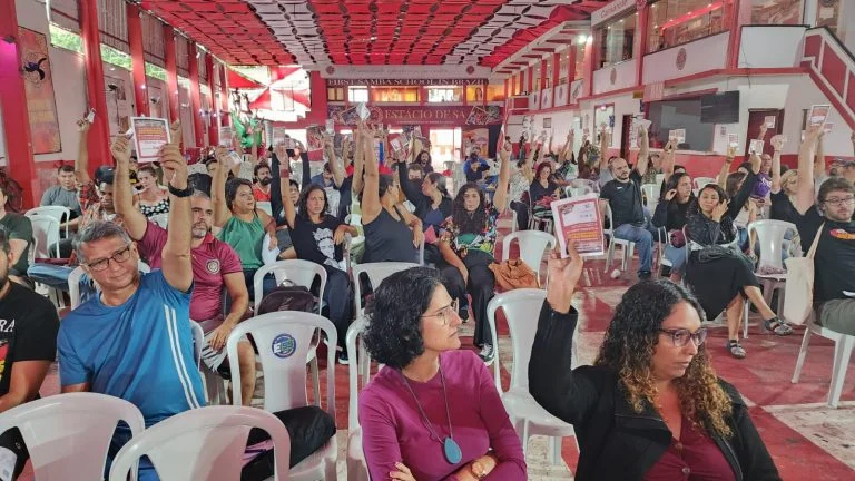 Professores e outros servidores de educação decidindo a favor de paralisação em assembleia do Sepe