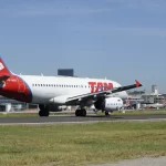 avião decolando em aeroportos do Rio, Galeão, TAM
