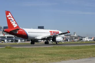 avião decolando em aeroportos do Rio, Galeão, TAM