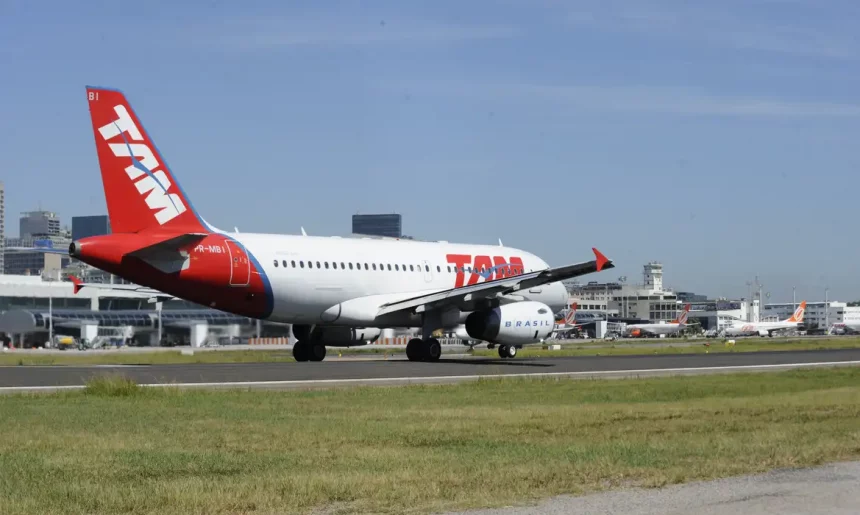 avião decolando em aeroportos do Rio, Galeão, TAM