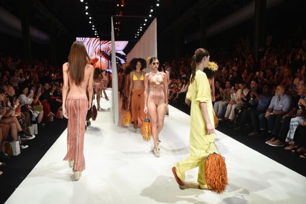 O tempo foi o dono de tudo no segundo dia de Rio Fashion Week; confira os destaques 48 O tempo foi o dono de tudo no segundo dia de Rio Fashion Week; confira os destaques