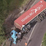 Acidente com carreta e contêiner na Rodovia Rio-Santos