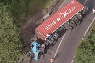 Acidente com carreta e contêiner na Rodovia Rio-Santos