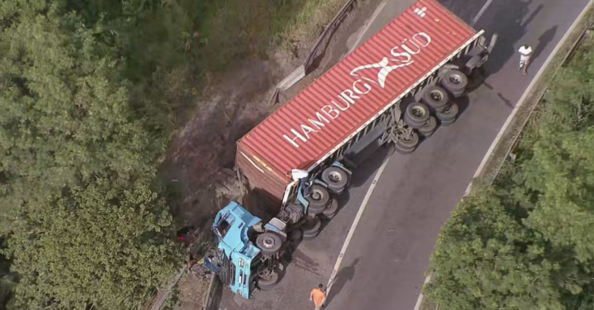Acidente com carreta e contêiner na Rodovia Rio-Santos