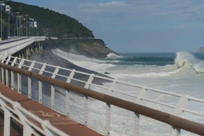 Uma ressaca derrubou parte da Ciclovia Tim Maia, na Avenida Niemeyer, matando duas pessoas