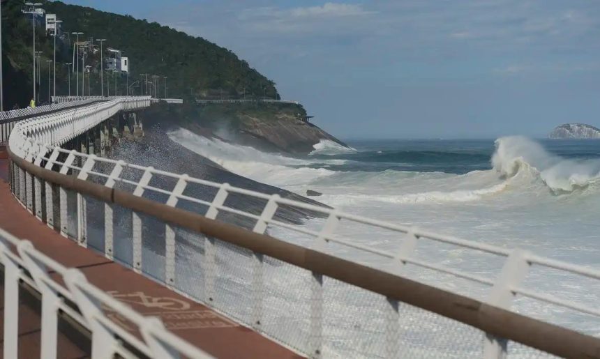 Uma ressaca derrubou parte da Ciclovia Tim Maia, na Avenida Niemeyer, matando duas pessoas