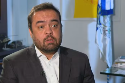 Cláudio Castro, que ainda estava na gestão quando governo assinou acordo com empresa de jatinhos